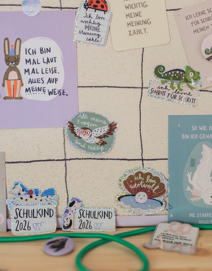 Glitzersticker von Liesels Wicht mit liebevollem Motiv und motivierender Botschaft für Kinder auf glänzendem Glitzervinyl auf einer Wand.