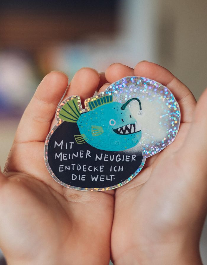 Glitzersticker von Liesels Wicht mit liebevollem Motiv und motivierender Botschaft für Kinder auf glänzendem Glitzervinyl.