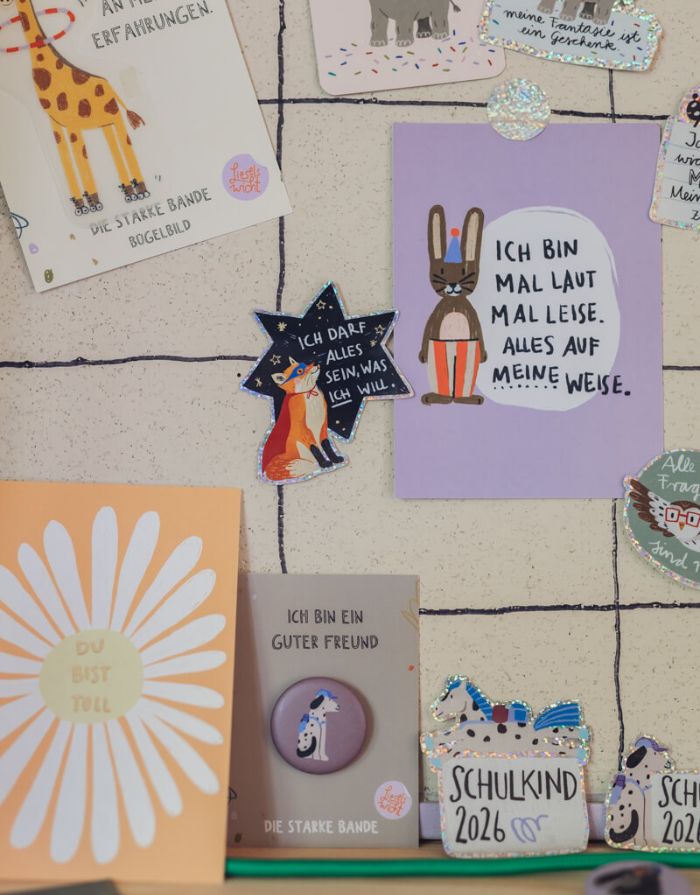Glitzersticker von Liesels Wicht mit liebevollem Motiv und motivierender Botschaft für Kinder auf glänzendem Glitzervinyl auf einer Wand.