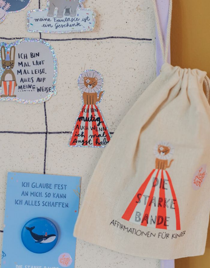 Glitzersticker von Liesels Wicht mit liebevollem Motiv und motivierender Botschaft für Kinder auf glänzendem Glitzervinyl auf einer Wand.