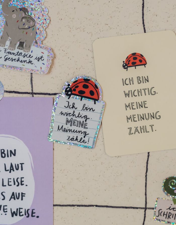 Glitzersticker von Liesels Wicht mit liebevollem Motiv und motivierender Botschaft für Kinder auf glänzendem Glitzervinyl auf einer Wand.