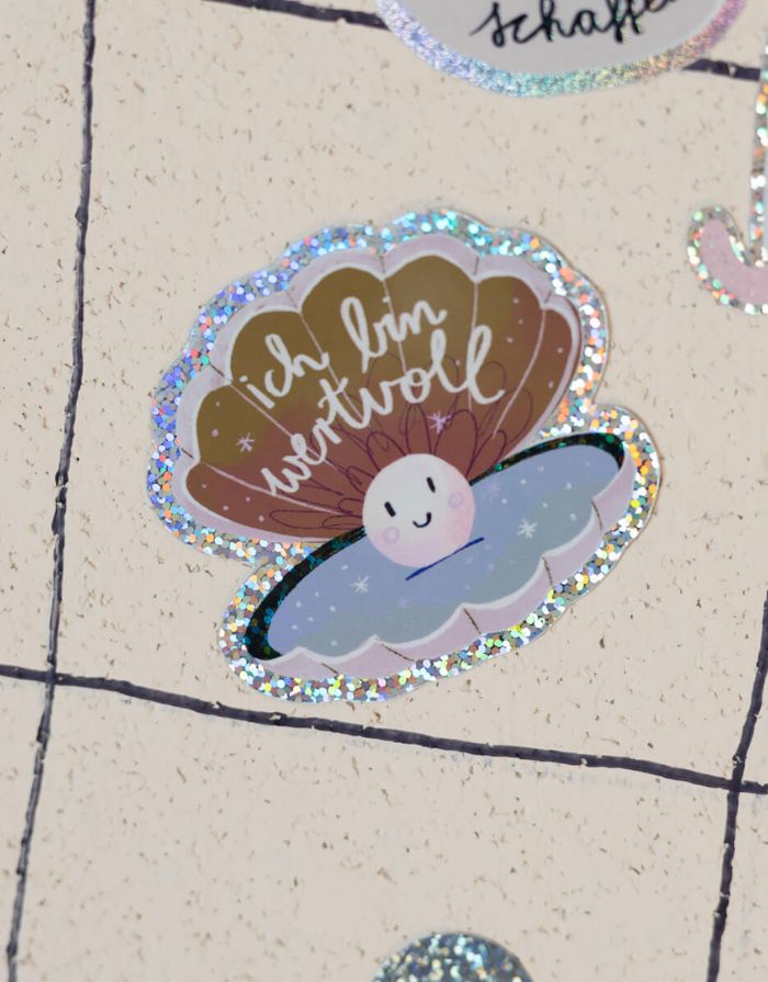 Glitzersticker von Liesels Wicht mit liebevollem Motiv und motivierender Botschaft für Kinder auf glänzendem Glitzervinyl auf einer Wand.
