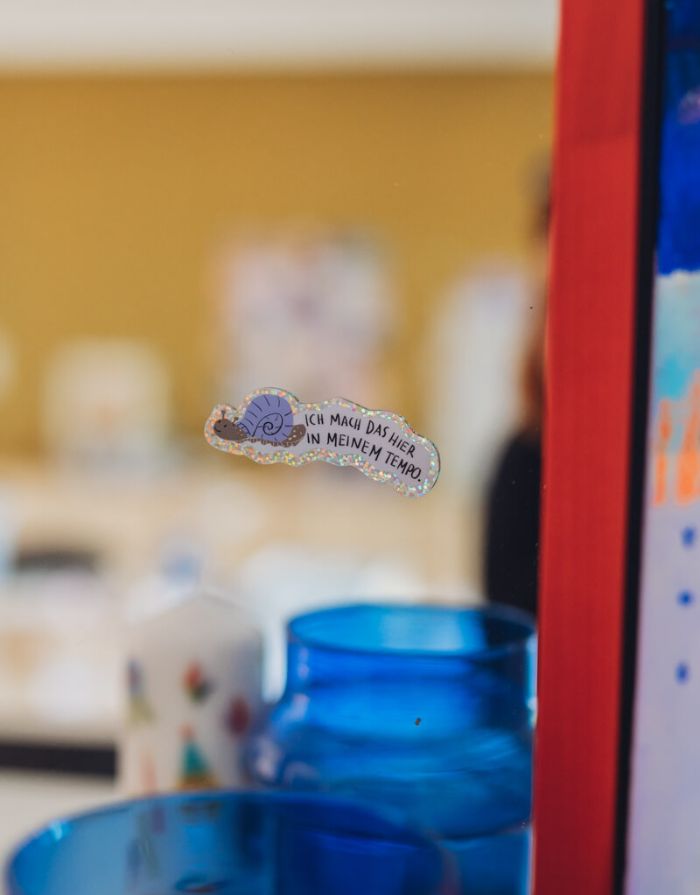 Glitzersticker von Liesels Wicht mit liebevollem Motiv und motivierender Botschaft für Kinder auf glänzendem Glitzervinyl an einem Spiegel.