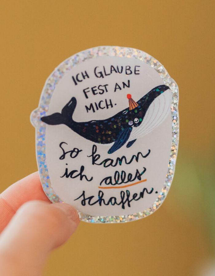 Glitzersticker Wal von Liesels Wicht mit liebevollem Motiv und motivierender Botschaft für Kinder auf glänzendem Glitzervinyl.