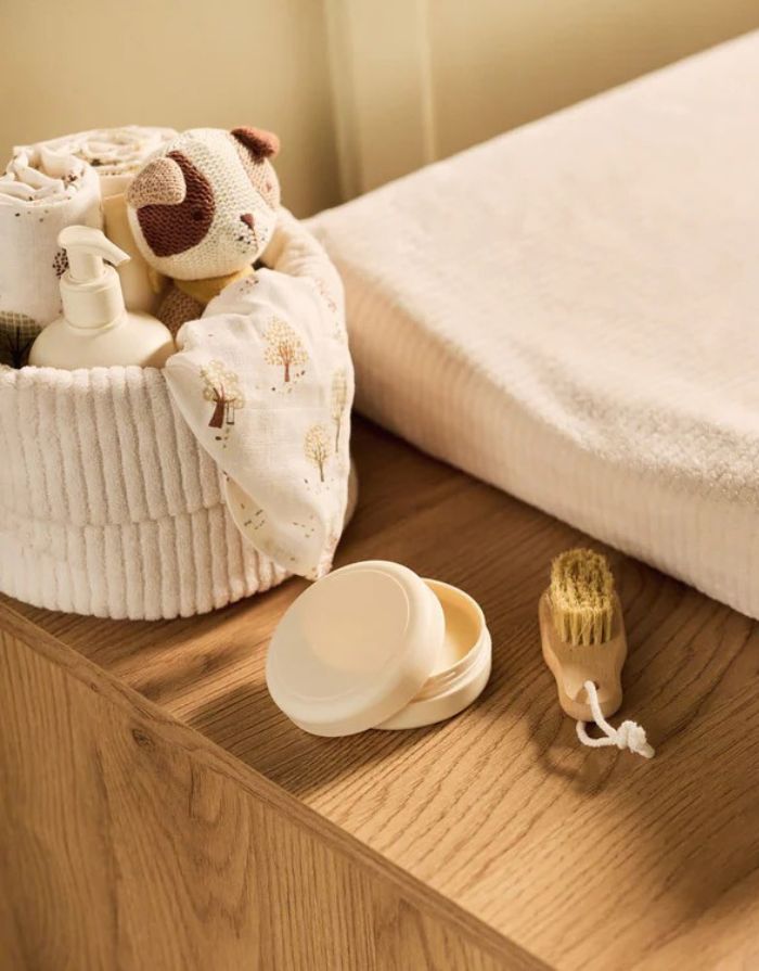 Jollein Pflegekörbchen „Cloudy Rib“ in Oatmeal – weiches Aufbewahrungskörbchen aus Rippstoff, ideal für Windeln und Pflegeartikel auf der Wickelkommode.