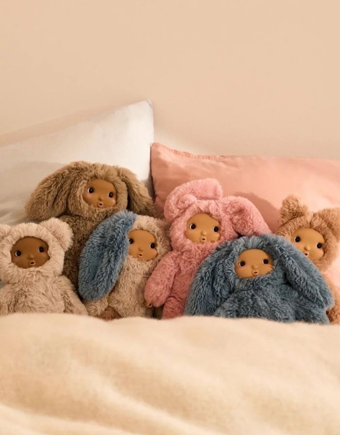 LIEWOOD Puppe Misa Cleo in Pale Tuscany aus weichem GRS-zertifiziertem Recycling-Plüsch mit Gesicht, Händen und Füßen aus Silikon