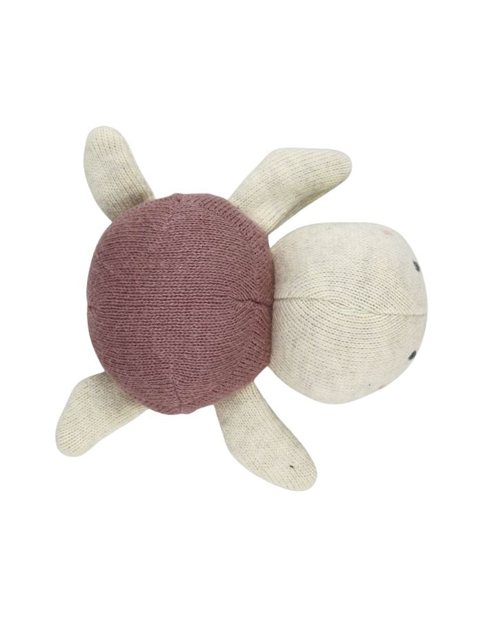 Ava und Yves Babyrassel Schildkröte Malve – Bio-Baumwollstrick mit recycelter Polyesterfüllung, ca. 10 × 8 cm, für Babys ab 3 Monaten.