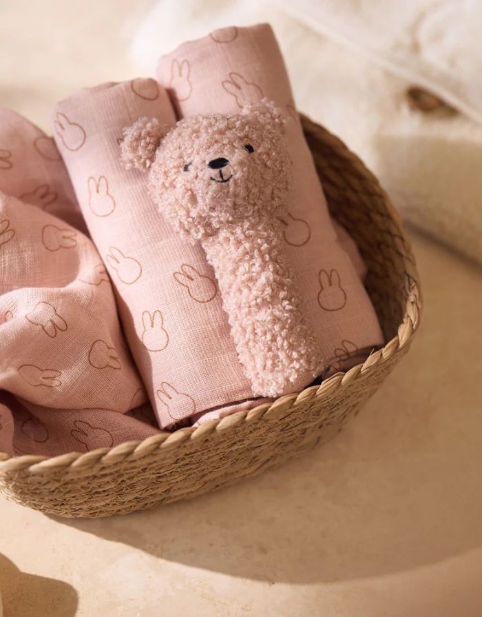 Jollein Rassel „Teddy Bear“ – weiche Stoffrassel mit Teddykopf und integriertem Glöckchen, CE-zertifiziert, ideal für kleine Babyhände.