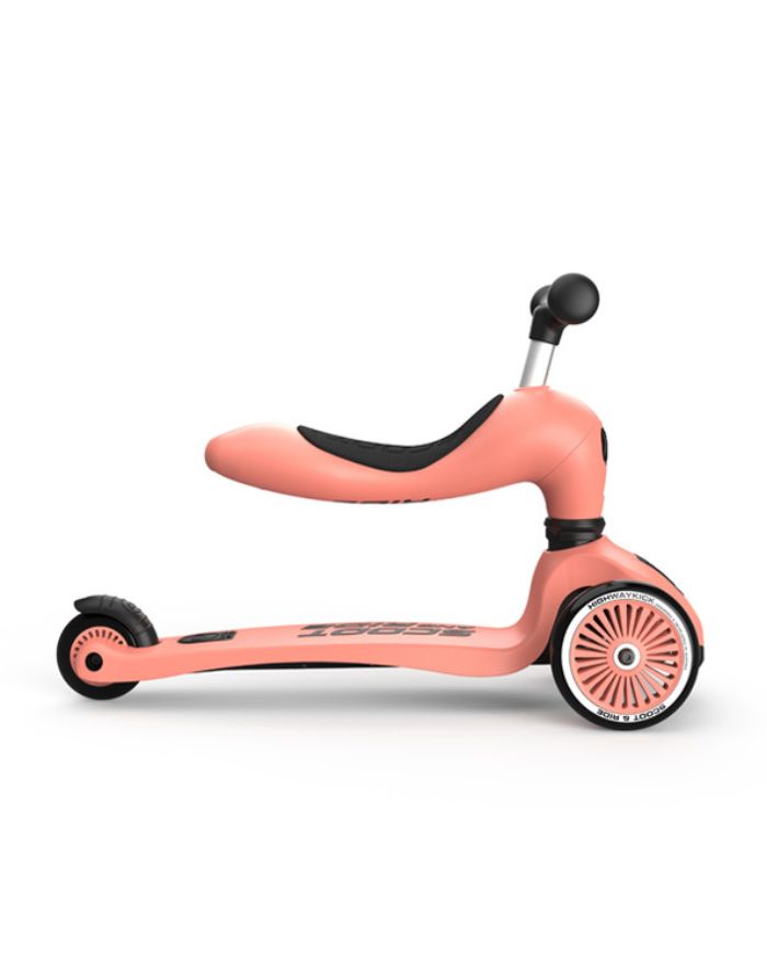 Scoot & Ride Highwaykick 1 Peach als 2-in-1 Kinderroller mit Sitz und Kickboard für Kleinkinder.