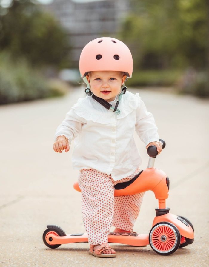 Scoot & Ride Highwaykick 1 Peach als 2-in-1 Kinderroller mit Sitz und Kickboard für Kleinkinder.