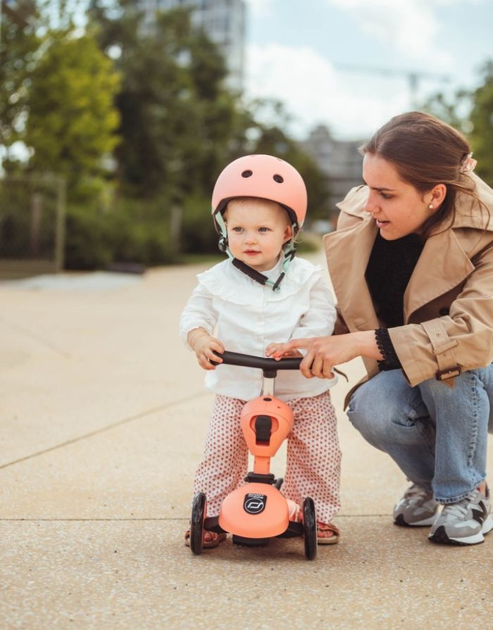 Scoot & Ride Highwaykick 1 Peach als 2-in-1 Kinderroller mit Sitz und Kickboard für Kleinkinder.