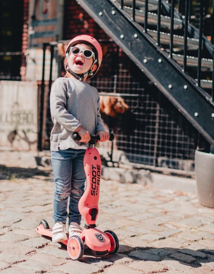 Scoot & Ride Highwaykick 1 Peach als 2-in-1 Kinderroller mit Sitz und Kickboard für Kleinkinder.