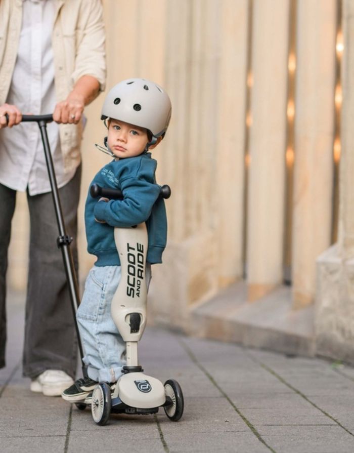  Scoot & Ride Highwaykick 1 Push and Go Ash mit Eltern-Schiebestange als 2-in-1 Kinderroller für Kleinkinder.