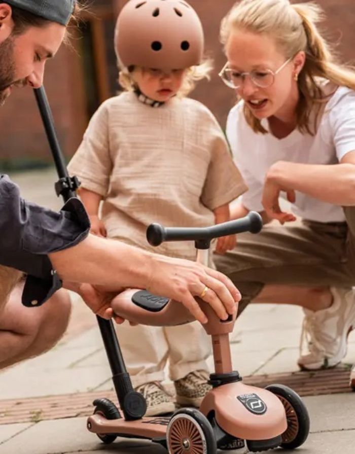  Scoot & Ride Highwaykick 1 Push and Go Mocha mit Eltern-Schiebestange als 2-in-1 Kinderroller für Kleinkinder.