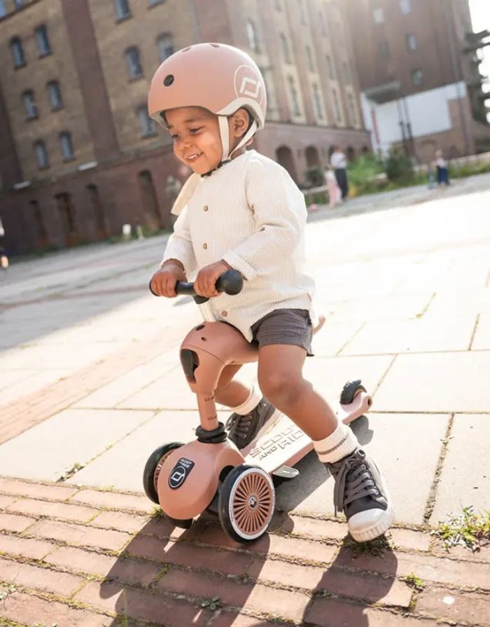 Scoot & Ride Highwaykick 1 Push and Go Mocha mit Eltern-Schiebestange als 2-in-1 Kinderroller für Kleinkinder.