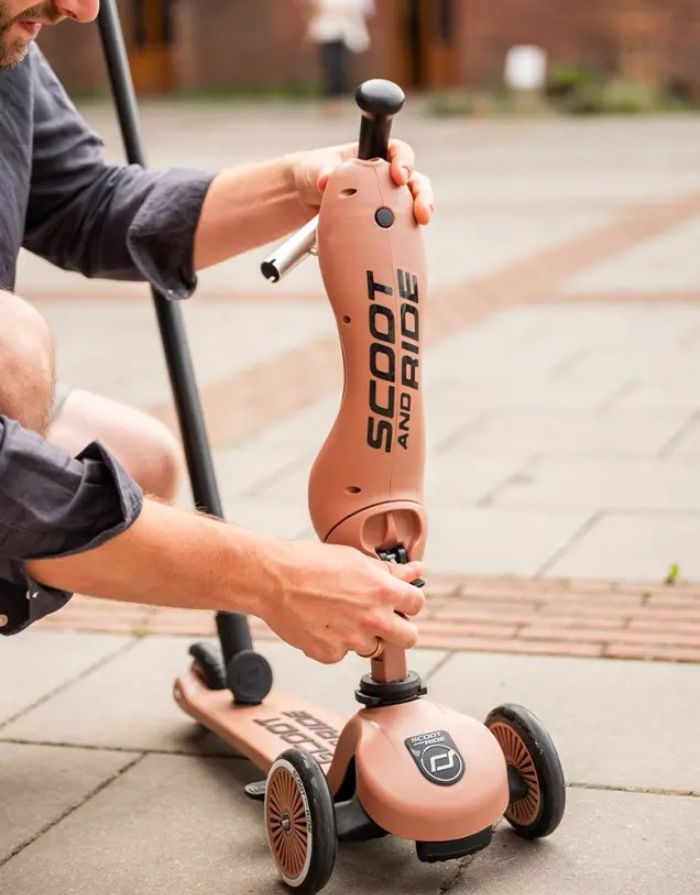  Scoot & Ride Highwaykick 1 Push and Go Mocha mit Eltern-Schiebestange als 2-in-1 Kinderroller für Kleinkinder.