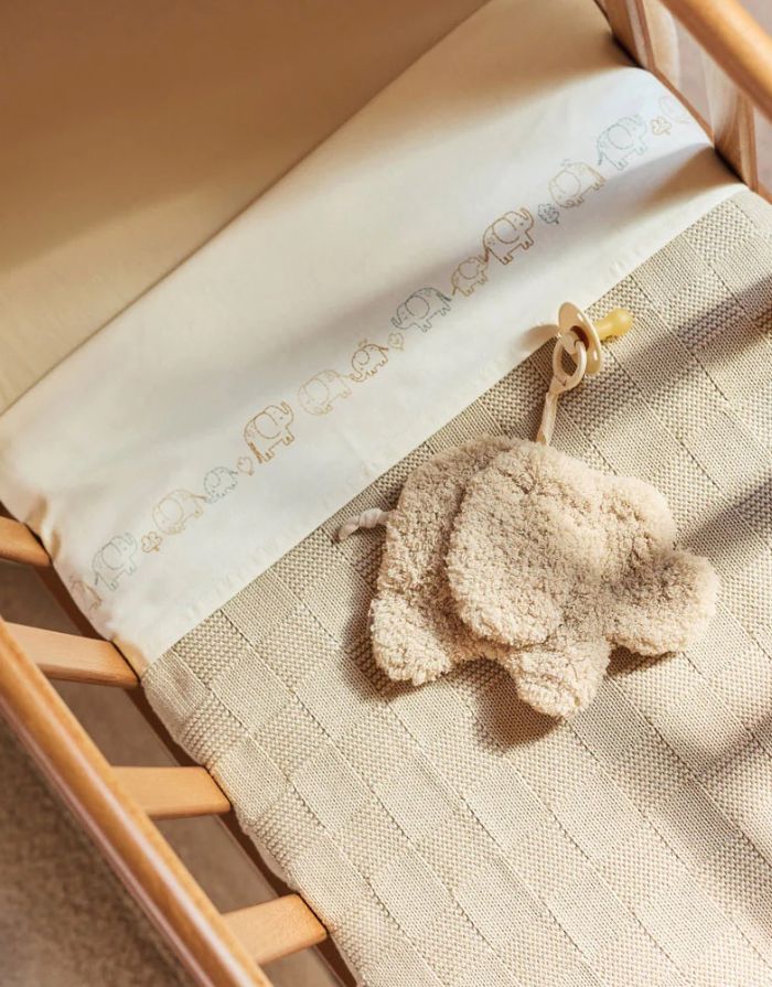 Jollein Schmusetuch „Elephant Tales“ – weiches Kuscheltuch in Elefantenform, Sandfarbe, mit Schnullerschlaufe und Knoten, handwaschbar, sanft zur Babyhaut.