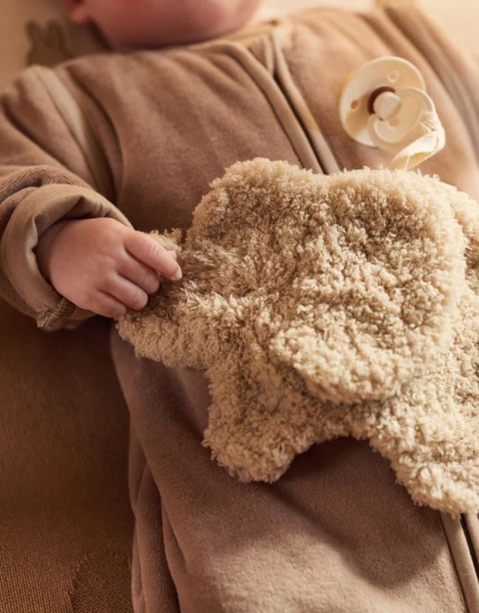 Jollein Schmusetuch „Elephant Tales“ – weiches Kuscheltuch in Elefantenform, Sandfarbe, mit Schnullerschlaufe und Knoten, handwaschbar, sanft zur Babyhaut.