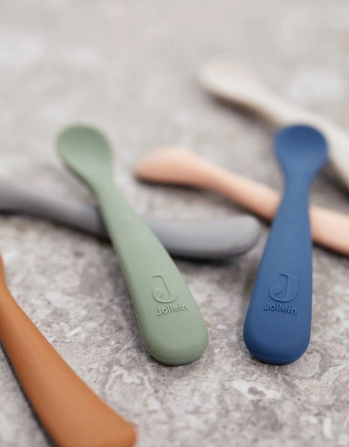 Jollein Silikonlöffel (2 Stück) in der Farbe Nougat – weiche, hitzebeständige Babylöffel aus Silikon, ideal zum Füttern und für erste Essversuche.