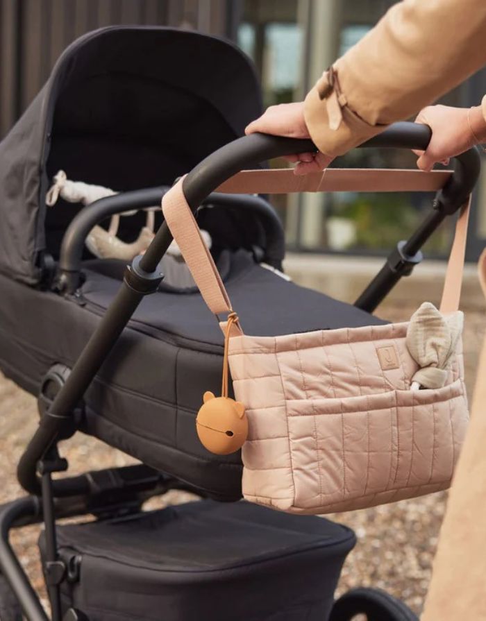 Jollein Silikon-Schnulleretui Ø 7 cm in der Farbe Caramel – rundes, BPA-freies Etui mit Schlaufe zum sicheren Aufbewahren des Schnullers unterwegs.