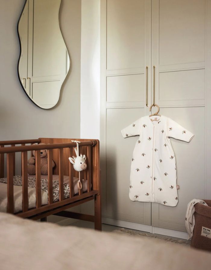 Jollein Spieluhr „Giraffe“ – weiche Spieluhr in Giraffenform, spielt das Lied „Sleep, dear child, sleep“, CE-zertifiziert.