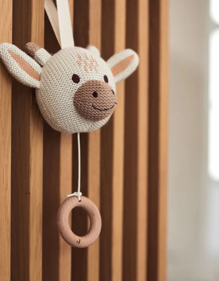 Jollein Spieluhr „Giraffe“ – weiche Spieluhr in Giraffenform, spielt das Lied „Sleep, dear child, sleep“, CE-zertifiziert.
