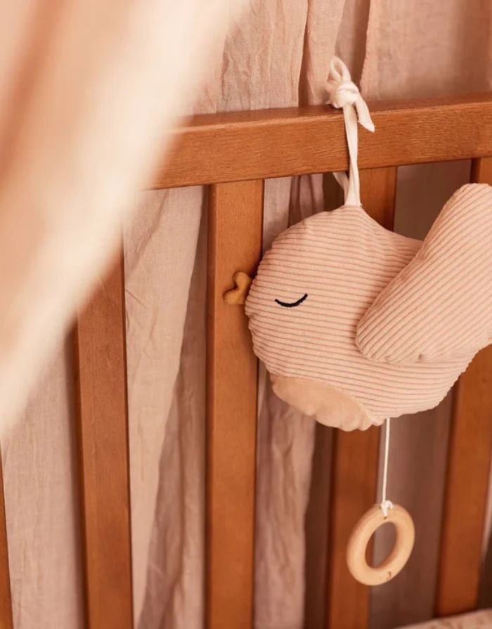 Jollein Spieluhr „Lovely Birds“ – rosa Vogel aus weichem Rippstoff mit bunten Etiketten, spielt Schuberts Wiegenlied, CE-zertifiziert.
