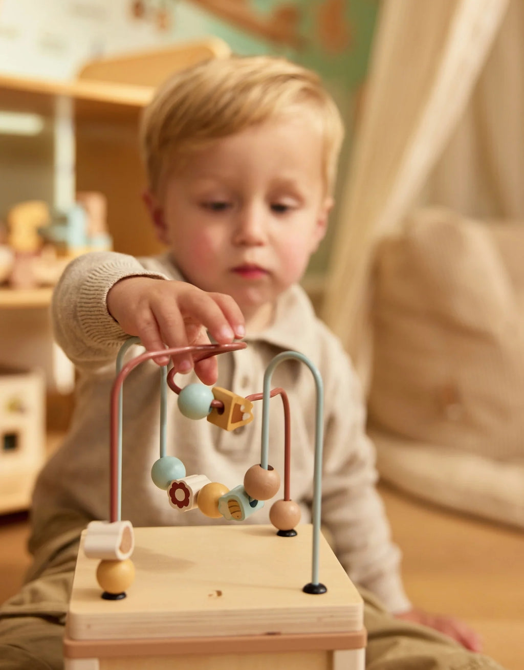 Aktivitäten-Würfel Jollies aus Holz von Jollein mit Formensortierer, Perlenspirale, Zahnrädern und Schiebelabyrinth für Kinder ab 2 Jahren.