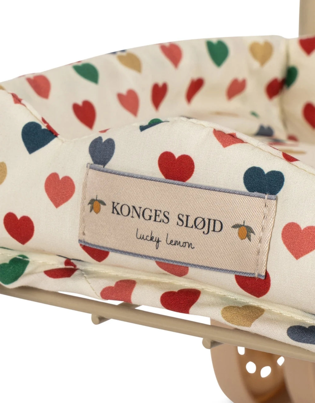 Kinder Einkaufswagen Coeur Coloré von Konges Sløjd mit Herzmuster, Stoffkorb und schwenkbaren Vorderrädern für Kinder ab 3 Jahren.