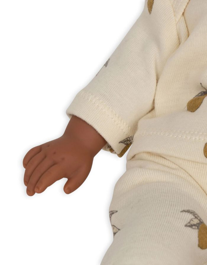 Konges Sløjd Puppe Billie – nachhaltige Spielpuppe aus Vinyl und Bio-Baumwolle mit Schnuller, 31,5 cm hoch.