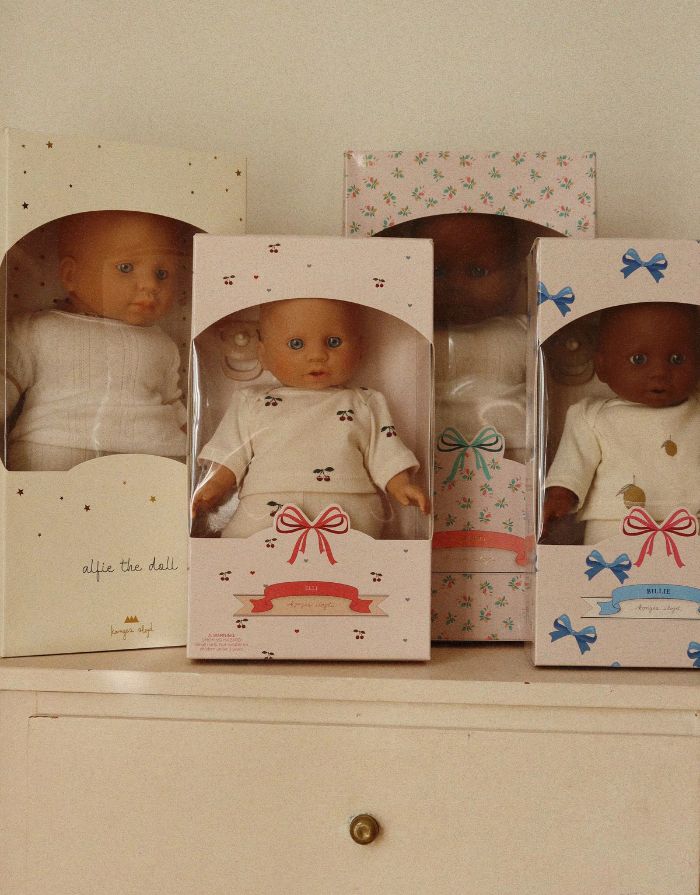 Konges Sløjd Puppe Billie – nachhaltige Spielpuppe aus Vinyl und Bio-Baumwolle mit Schnuller, 31,5 cm hoch.