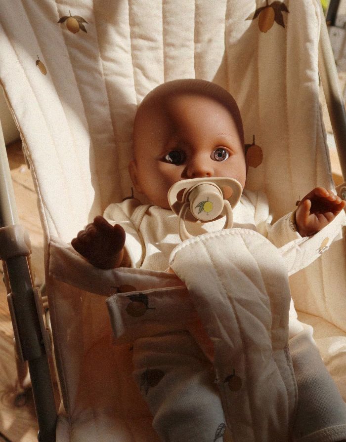 Konges Sløjd Puppe Billie – nachhaltige Spielpuppe aus Vinyl und Bio-Baumwolle mit Schnuller, 31,5 cm hoch.