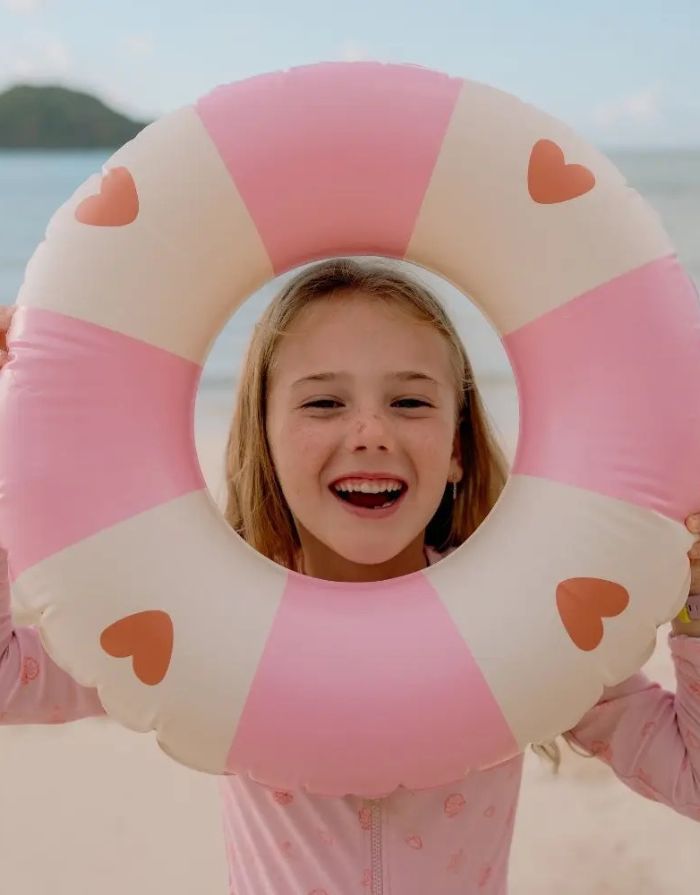 Schwimmring mit 55cm Durchmesser und Herzen in Rosa von Swim Essentials mit Kind