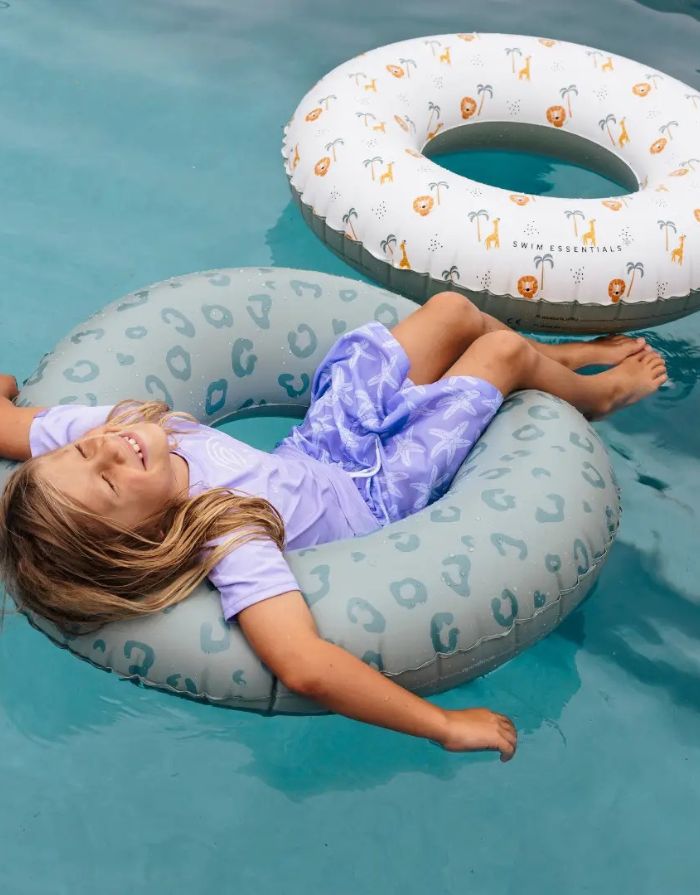 Schwimmring mit 90cm Durchmesser in Leo Grün von Swim Essentials im Wasser mit Kind