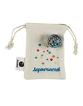 Ava & Yves Supermurmel Hellblau – Muranoglas-Murmel (25 mm) mit bunten Konfetti-Steinchen im bestickten Stoffbeutel.