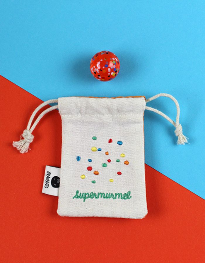 Ava & Yves Supermurmel Orange – Muranoglas-Murmel (25 mm) mit bunten Konfetti-Steinchen im bestickten Stoffbeutel.