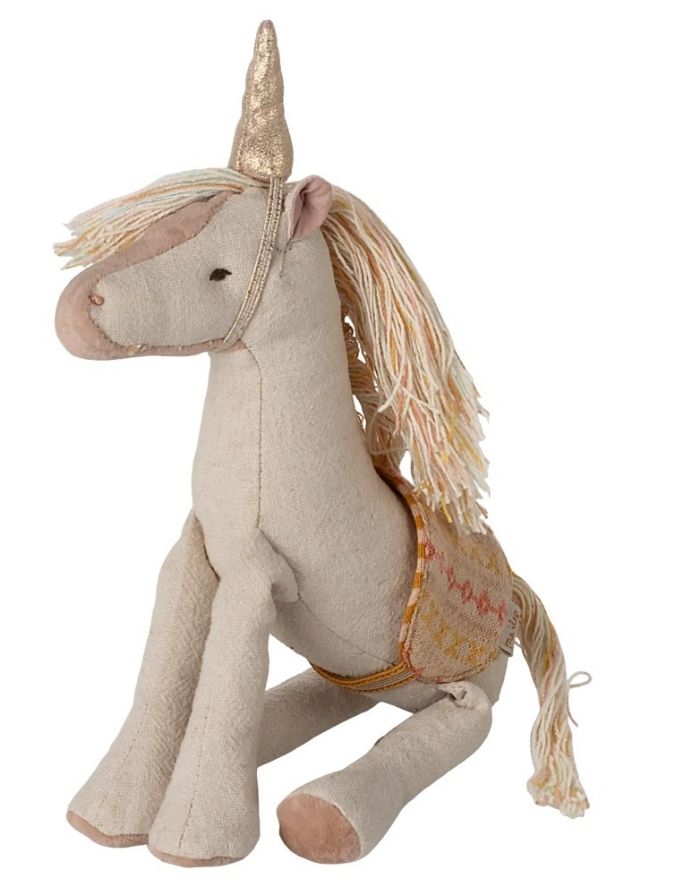 Kleines buntes Maileg Einhorn mit goldenem Horn und Sattel aus weichen Naturmaterialien.