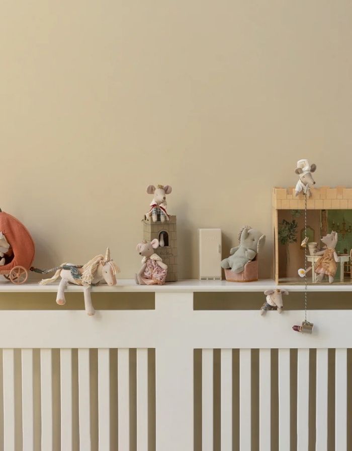 Kleines buntes Maileg Einhorn mit goldenem Horn und Sattel aus weichen Naturmaterialien.