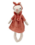 Stofftier Katze Karla von Mea Living mit Rosa Kleid ind Rosa Haarband in 20cm Größe von vorne