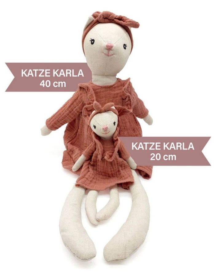  Stofftier Katze Karla von Mea Living mit Rosa Kleid ind Rosa Haarband in 20cm Größe im Vergleich mit Stofftier Katze in 40cm Größe