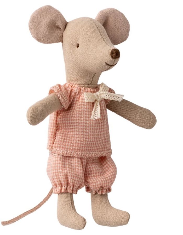 Kleine Schwester Maus von Maileg in einer Streichholzschachtel mit Bettwäsche und Magneten in den Händen.