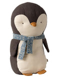 Maileg Pinguin Medium aus Leinen und Baumwolle mit warmem Schal und weicher Füllung.