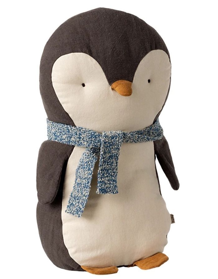 Maileg Pinguin Medium aus Leinen und Baumwolle mit warmem Schal und weicher Füllung.