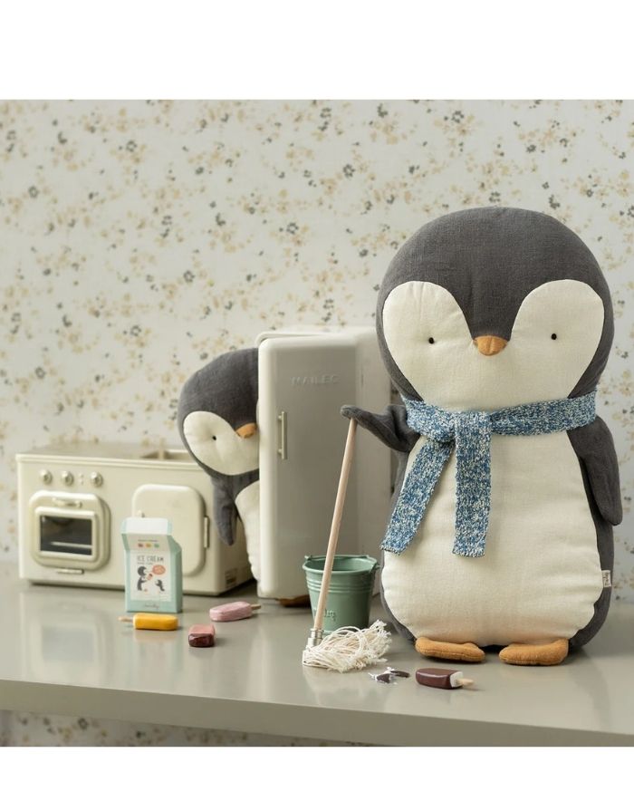 Maileg Pinguin Medium aus Leinen und Baumwolle mit warmem Schal und weicher Füllung.
