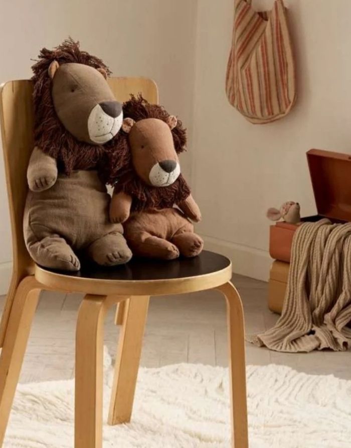 Maileg Safari Friends Löwe Gross Kuscheltier aus Leinen und Baumwolle, 43 cm großer Löwe mit Mähne für Kinder und Babys