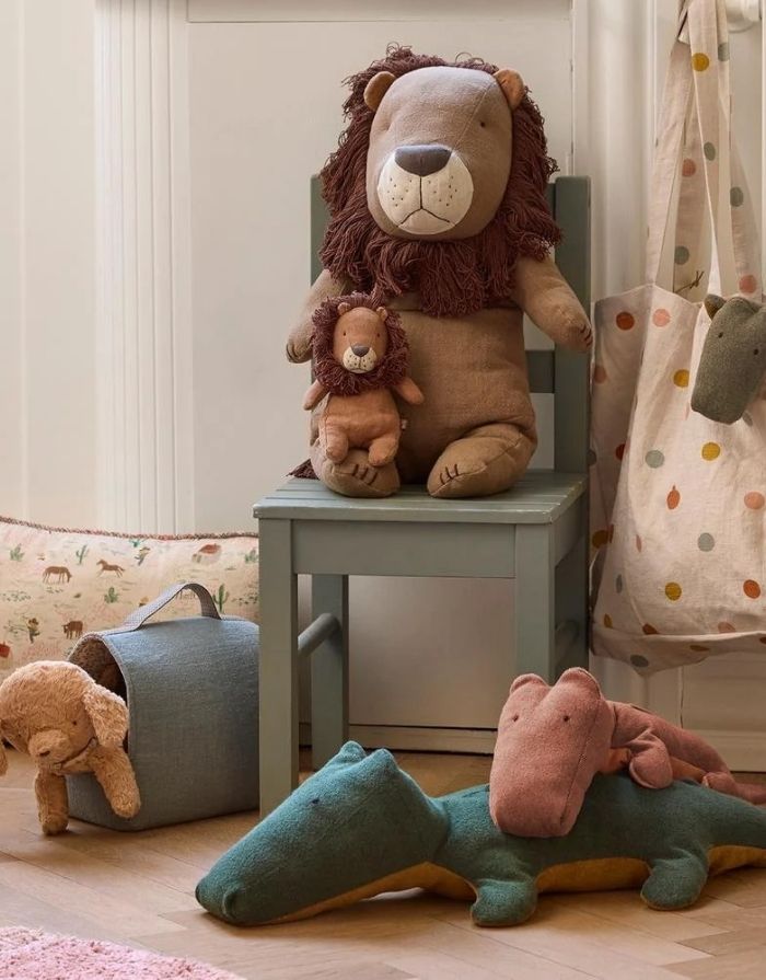 Maileg Safari Friends Löwe Mini Kuscheltier aus Leinen und Baumwolle, 43 cm großer Löwe mit Mähne für Kinder und Babys