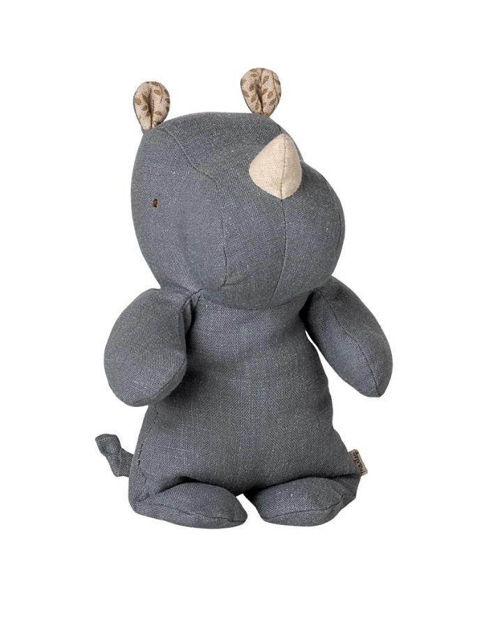Kleines Maileg Nashorn in Staubblau aus der Safari Friends Kollektion aus weichem Stoff zum Kuscheln.