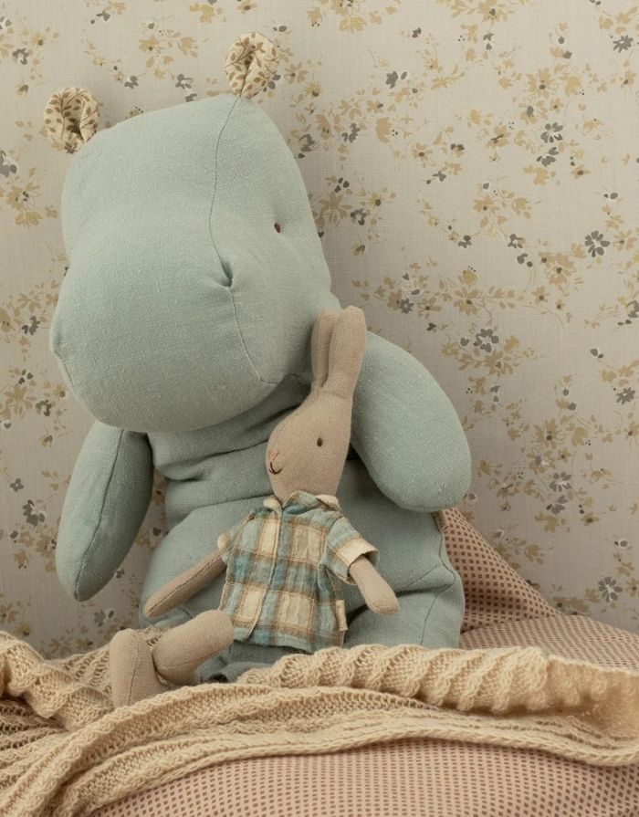 Maileg Safari Friends Nilpferd Medium in der Farbe Blaugrau Kuscheltier aus Baumwolle  für Kinder und Babys