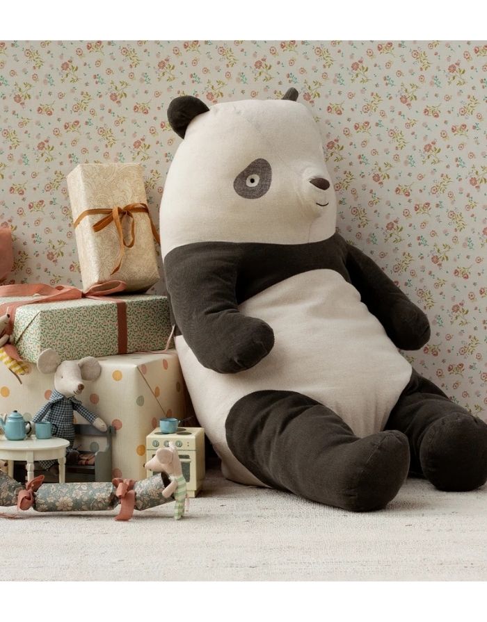 Großer Maileg Panda aus Baumwolle und Cord aus der Safari Friends Kollektion.