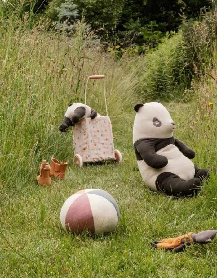 Großer Maileg Panda aus Baumwolle und Cord aus der Safari Friends Kollektion.